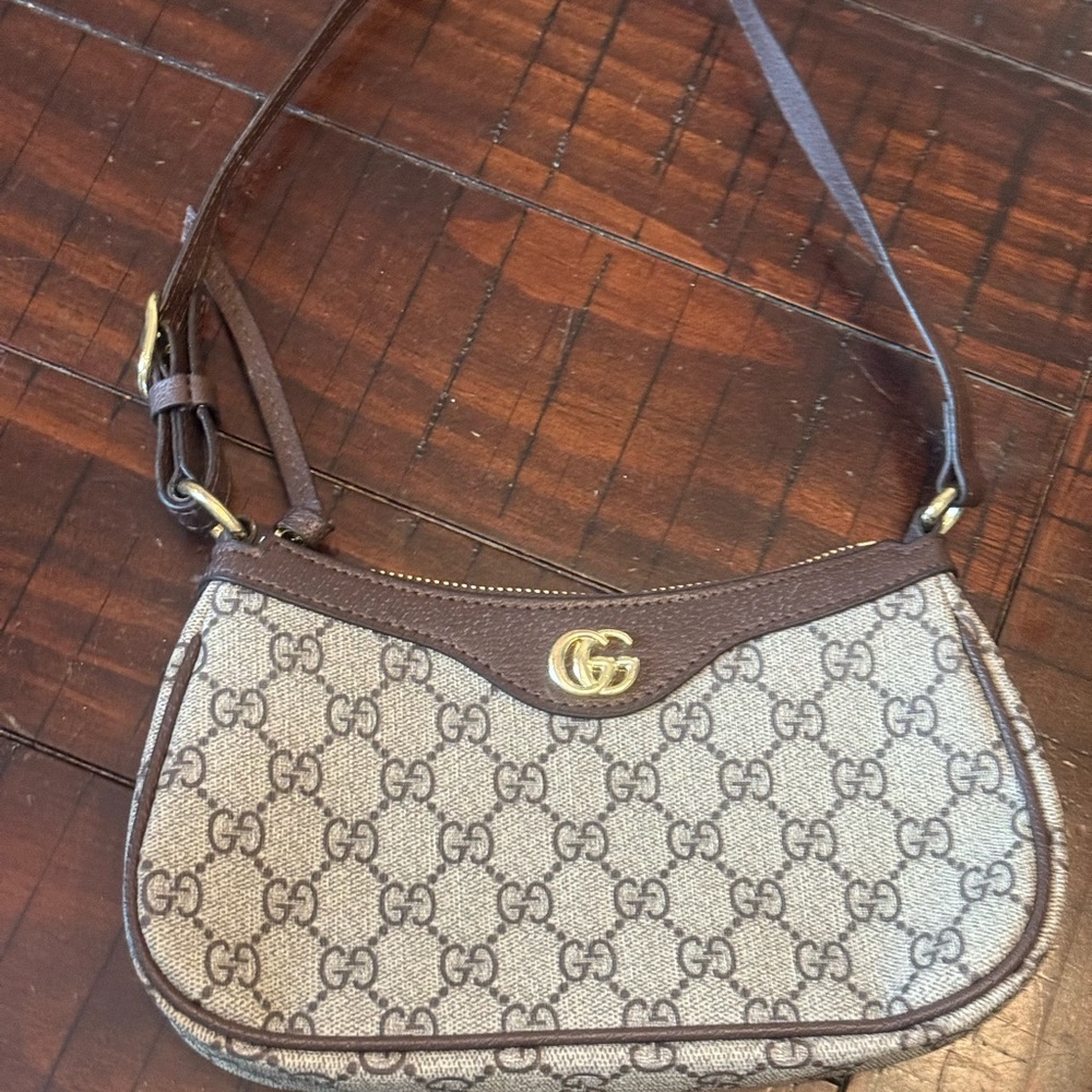 Elegant Shoulder Bag in Brown and Cream